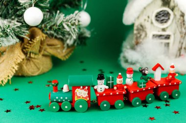 Parlak yıldızlı oyuncak Noel treni