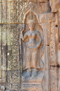 Phnom Penh, Kamboçya yakınındaki Tonle Batı Tapınağı içine oyulmuş Apsara dansçı