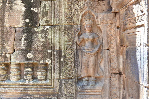 Phnom Penh, Kamboçya yakınındaki Tonle Batı Tapınağı içine oyulmuş Apsara dansçı