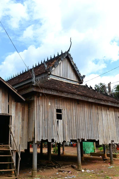 カンボジアの田舎にある装飾的な木造住宅 — ストック写真