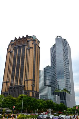 Singapur şehir merkezinde modern binalar.