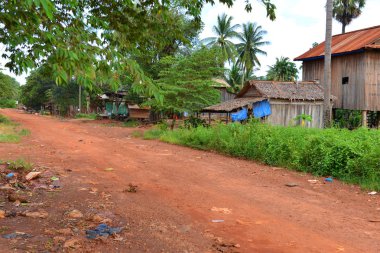 Kamboçya kırsalındaki küçük bir köyde toprak bir yol..