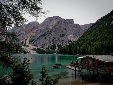 Dağ sırtı yakın turkuaz su ile güzel göl