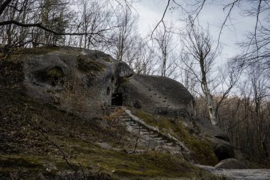 Karpat dağlarında kayalık manastır