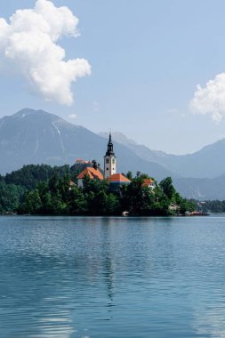 Slovenya'da Bled Gölü'nün ortasında eski kale görünümü