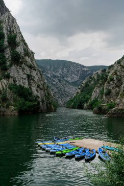 dağlar arka plan üzerinde demirleme kanoile iskele görünümü, Makedonya kanyon Matki