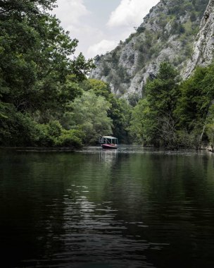 Makedonya 'daki Matki Kanyonu' nda yüzen tekne