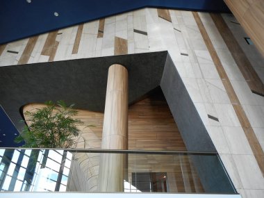 Ahşap panelli modern iç mekan. Budapeşte çağdaş sanat müzesi