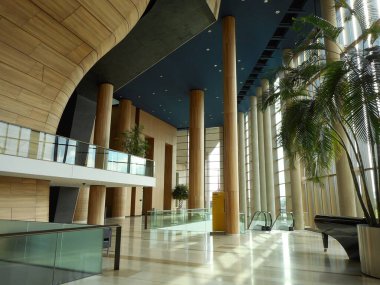 Ahşap sütunları, kıvrımlı duvarları olan modern bir iç mekan. Budapeşte çağdaş sanat müzesi