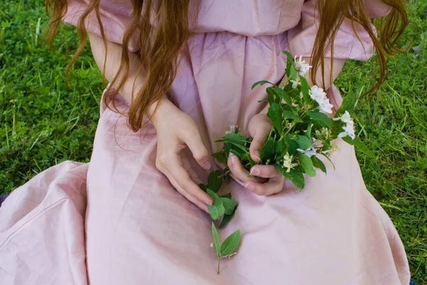 Frauenhände Mit Einem Strauß Weißer Landblumen — Stockfoto