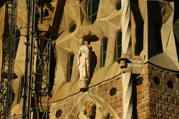 Dettaglio di architettura della cattedrale Sagrada Familia al sole, progettata da Antoni Gaudi, a Barcellona, Spagna — Foto Stock