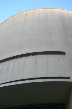 Eğri çizgileri olan modern beyaz beton binanın ayrıntıları