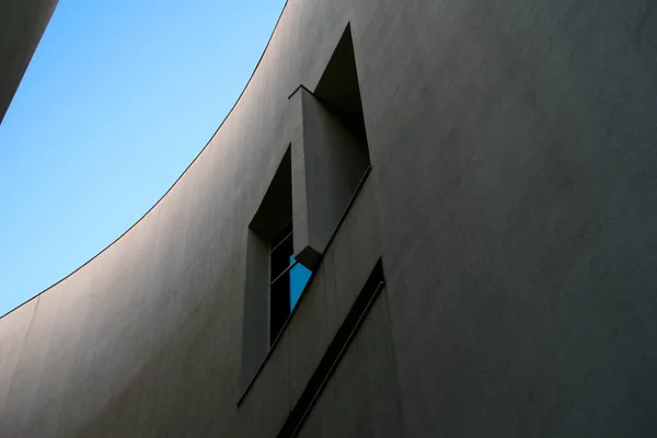 Detail of modern white concrete building with curves lines — Stock Photo, Image