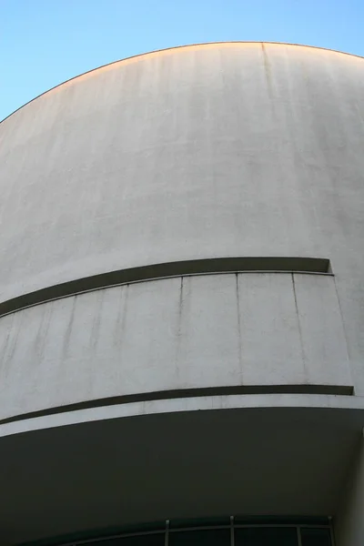 Detalj av modern vit betong byggnad med kurvor linjer — Stockfoto