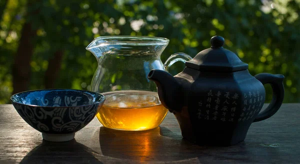 Acessórios tradicionais de cerimônia de chá, bule e xícara de chá à luz do sol — Fotografia de Stock