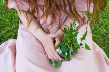 Bir buket kır çiçeğiyle kadın eli.