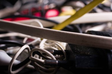 Renkli bilgisayar kablolarını kapat