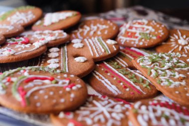 Şenlikli ve dekore edilmiş Noel kurabiyeleri.