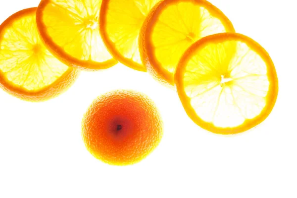 白の背景にバックライトでオレンジのスライスのグループを閉じます 柑橘系のマクロテクスチャ — ストック写真