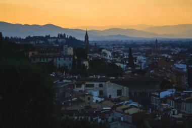 Turuncu günbatımında Floransa manzarası