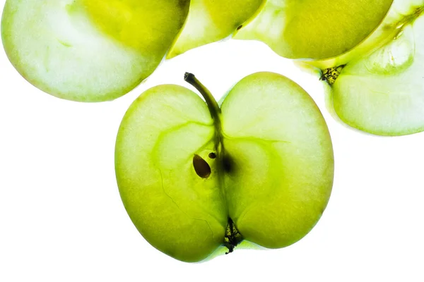 Apfelscheiben im Gegenlicht isoliert auf weißem Hintergrund, Makrofoto — Stockfoto