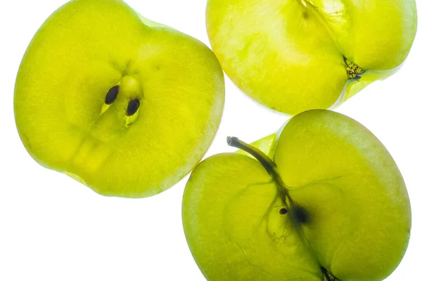 Apfelscheiben im Gegenlicht isoliert auf weißem Hintergrund, Makrofoto — Stockfoto