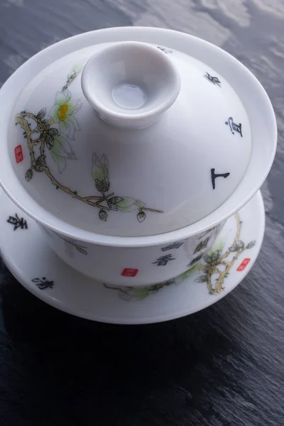 Gaiwan.Традиційна китайська порцелянова чашка з зображенням сакури. — стокове фото