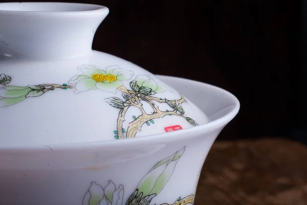 Primo piano della tazza porceliana cinese gaiwan.traditional con motivo sakura — Foto Stock