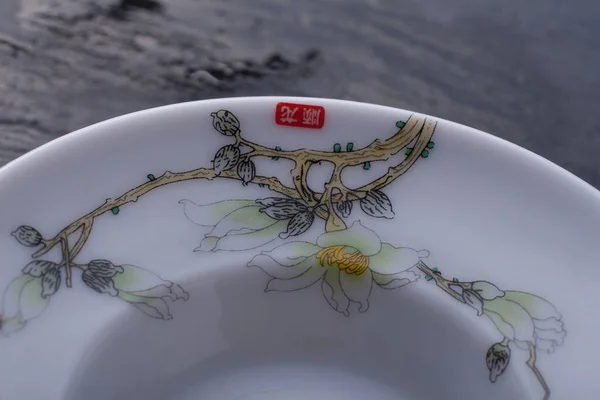 Dettaglio della tazza porceliana cinese gaiwan.traditional con motivo sakura — Foto Stock