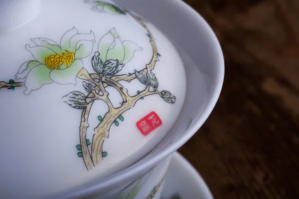 Close up de gaiwan.traditional chinês copo de porcelana com padrão sakura — Fotografia de Stock