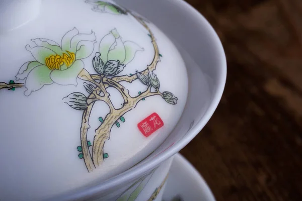 Primo piano della tazza porceliana cinese gaiwan.traditional con motivo sakura — Foto Stock