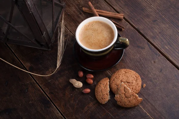 Copo de cofee e biscoitos de cereais na velha mesa de madeira — Fotografia de Stock