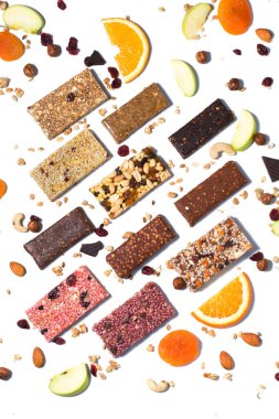 Tahıl gevreği ve beyaz arka planda fındıklı protein barları ve kuru meyve meyveleriyle bembeyaz bir bileşim yatıyordu.