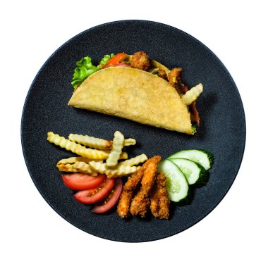 Kızarmış tavuk eti ve sebzeli taco ve siyah tabakta bulunan malzemeler.