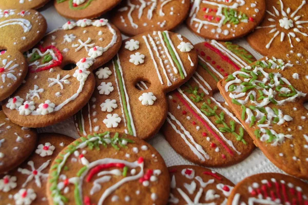 Şenlikli ve süslü Noel kurabiyeleri.