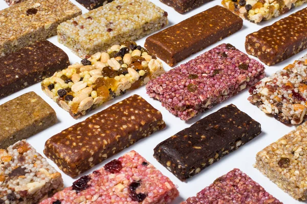 Mısır gevreği ve beyaz arka planda fındıklı protein barları ve kuru meyve meyveleri ile kompozisyon