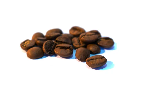 白い背景の上のコーヒーの数粒 — ストック写真