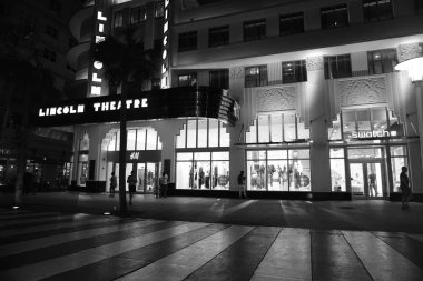 İzini sürmek-in şimdiki Miami Florida'da bırakılır, ancak ışık ve mimari, bize zamanında, alır