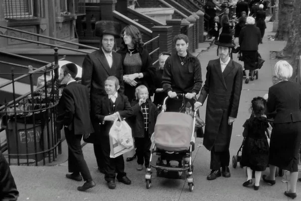 Portraits of an American family: It seems to go back in time when you enter the beautiful neighborhood of Williamsburg in Brooklyn