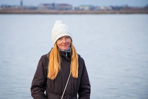 Felice Donna Matura Sorridente Con Bei Capelli Lunghi Indossando Cappello — Foto Stock