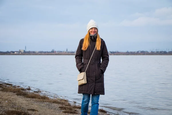 Felice Donna Matura Sorridente Con Bei Capelli Lunghi Indossando Cappello — Foto Stock