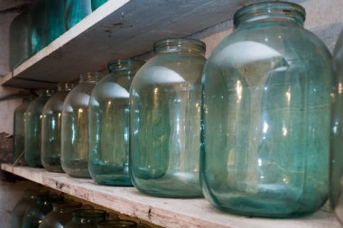 Boş cam kavanoz bodrumda garajdaki rafta duran koruma için bir dizi.