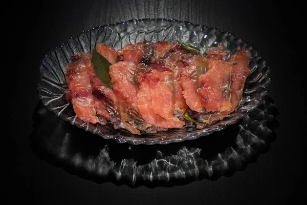 Close Fatias Salmão Rosa Salgado Seu Próprio Suco Com Folha — Fotografia de Stock