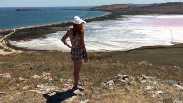 Una Donna Berretto Bianco Piedi Una Collina Ammirando Lago Salato — Video Stock