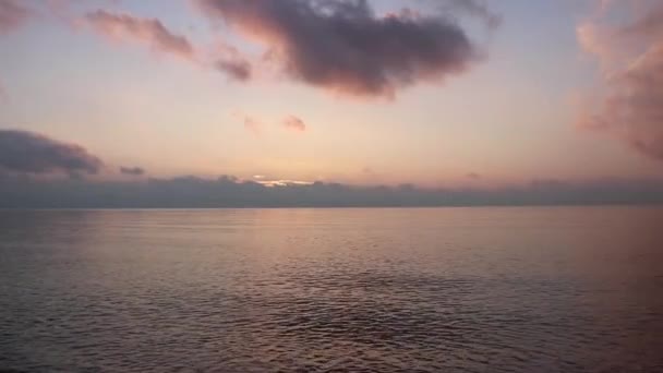 Meereslandschaft Direkt Nach Sonnenuntergang Rosafarbene Wolken — Stockvideo