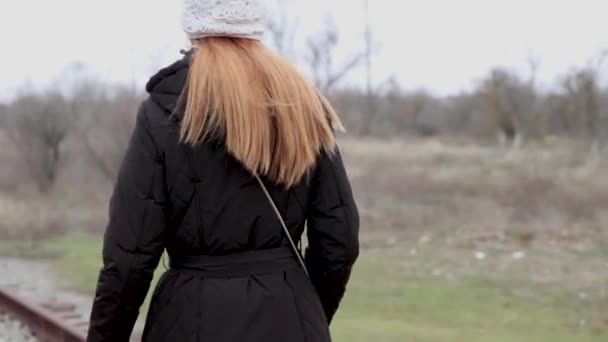 Одинокая Взрослая Женщина Ходит Шпалам Заброшенной Железной Дороги — стоковое видео
