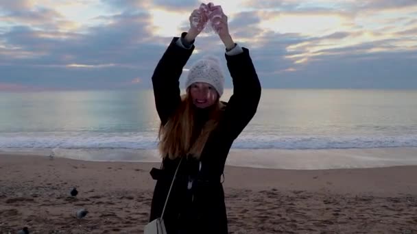 Ενήλικη Γυναίκα Χαίρεται Χιόνι Μια Αμμώδη Παραλία Μετά Από Χιονοπτώσεις — Αρχείο Βίντεο