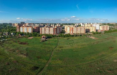 Hava görüntüsü. Şehrin kıyısındaki bir yerleşim bölgesinin panoraması. İHA atışı..