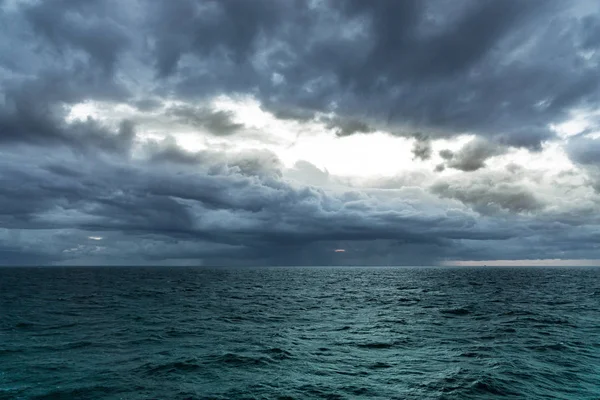 Nubes Pesadas Sobre Océano Mar Báltico —  Fotos de Stock