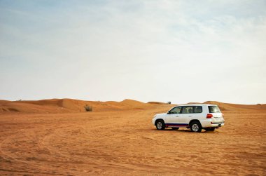 çölde offroad araba veya Suv - bulutlu gökyüzü